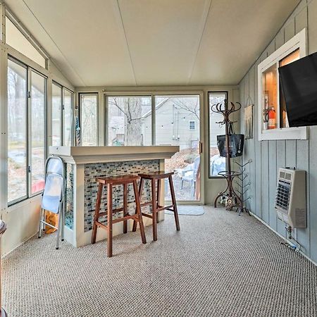 Poconos Vacation Home Walk To Locust Lake! Pocono Lake エクステリア 写真