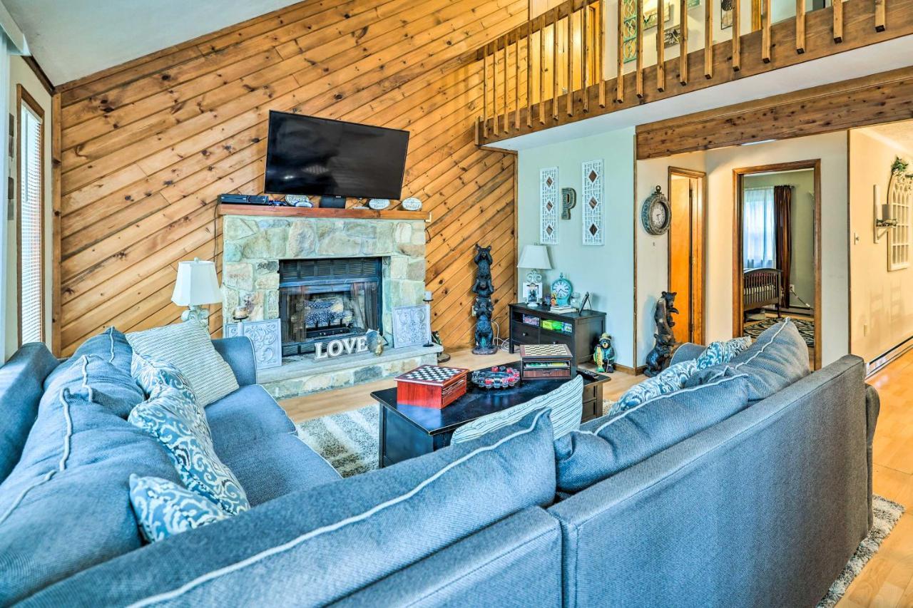 Poconos Vacation Home Walk To Locust Lake! Pocono Lake エクステリア 写真