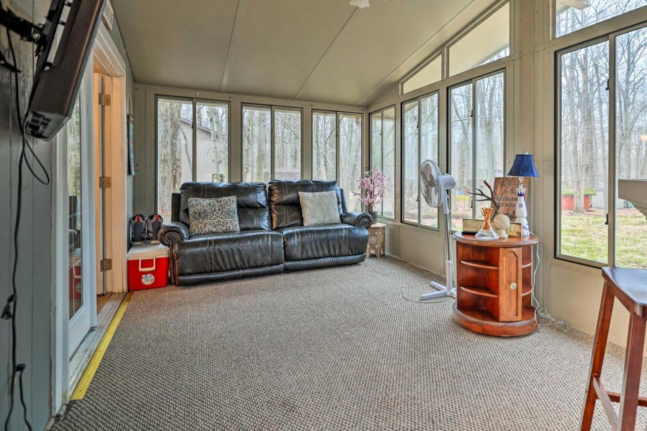 Poconos Vacation Home Walk To Locust Lake! Pocono Lake エクステリア 写真