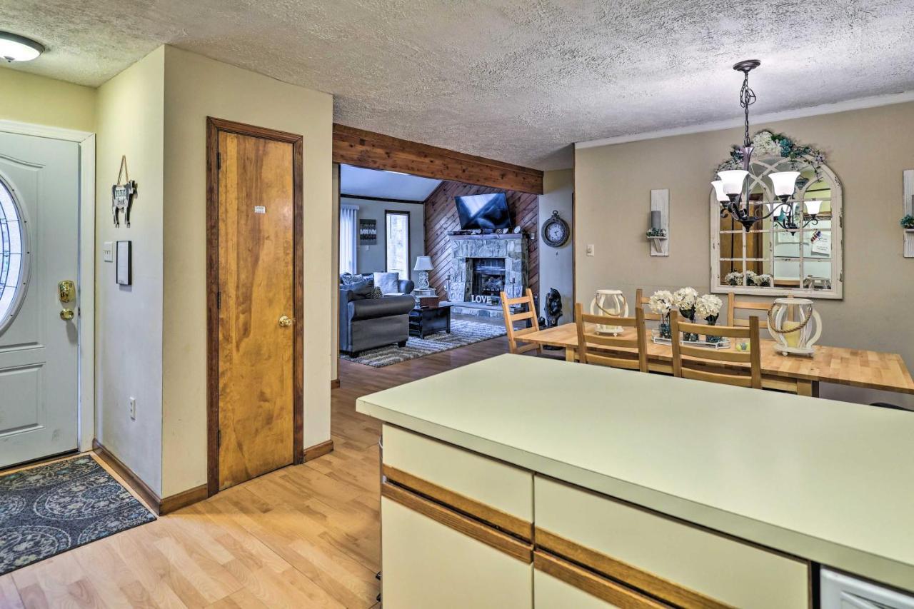 Poconos Vacation Home Walk To Locust Lake! Pocono Lake エクステリア 写真