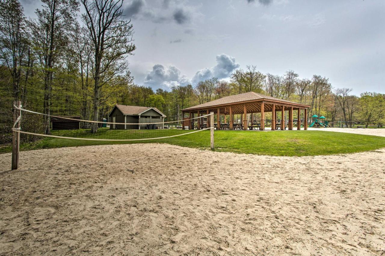 Poconos Vacation Home Walk To Locust Lake! Pocono Lake エクステリア 写真