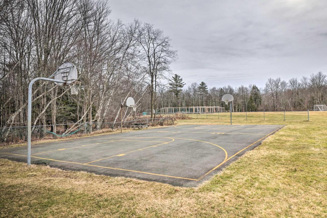 Poconos Vacation Home Walk To Locust Lake! Pocono Lake エクステリア 写真